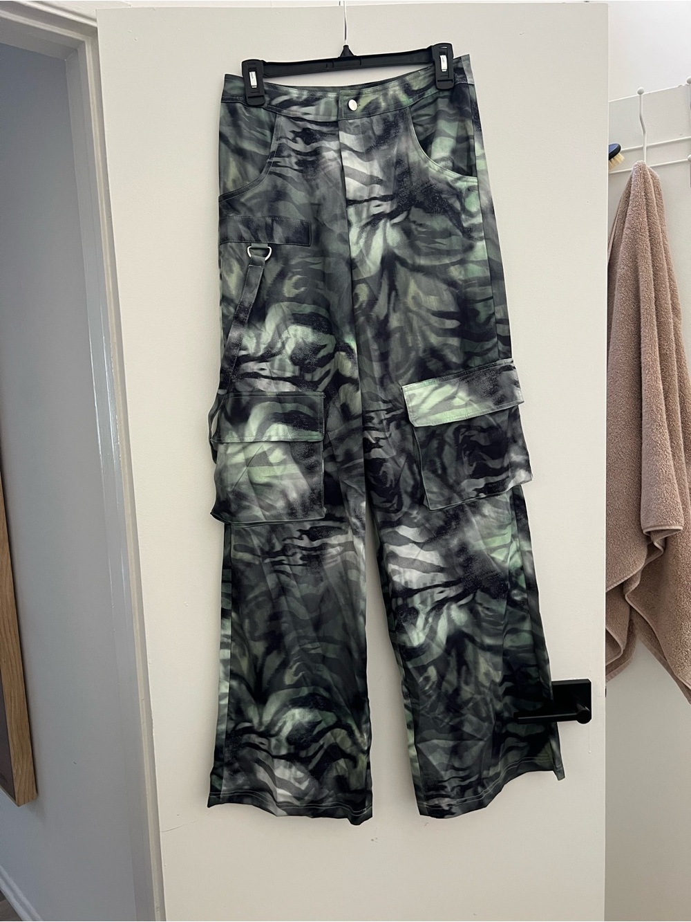 PrettyLittleThing Khaki Abstract Print Wide-Leg Cargo Pants NWT US 2
